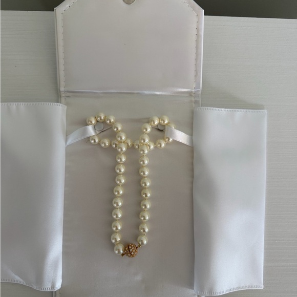 Mikimotto inspired Perl necklace in white with gold tone closure - Picture 6 of 11